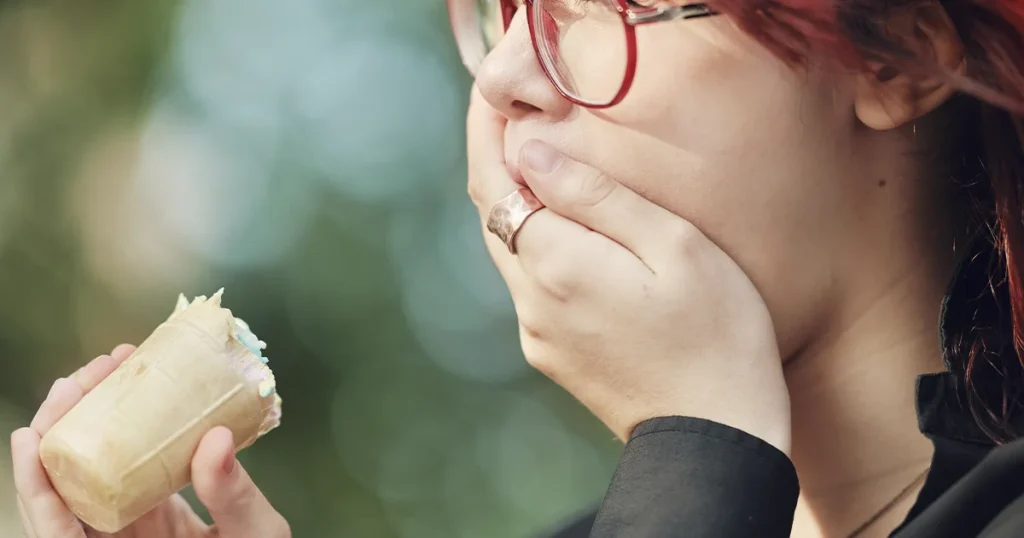 Ung kvinder spiser is og få ondt i tænderne - isninger