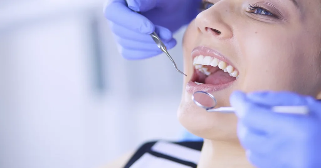 En kvinde er til hos tandlægen for at foretage regelmæssig tandeftersyn