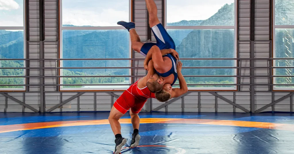 To brydere i kamp på en brydning måtte med tandbeskyttere for at sikre mundsikkerhed